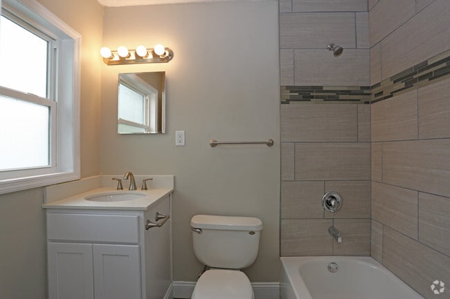1BR, 1BA - 600 SF Parkview - Bathroom - The Astoria - Sabal