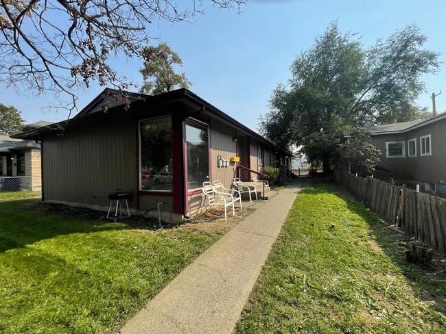 Building Photo - Ground Floor 2 Bed, 1 Bath near Upriver & ... Rental