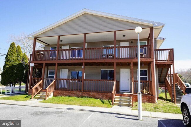 Building Photo - 516 Bay St Unit C-2 Rental