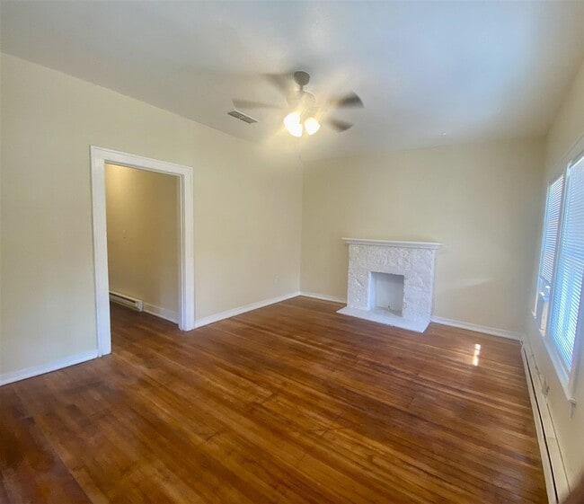 Photo - Restored 3 br 2 ba Craftsman style Home fo...