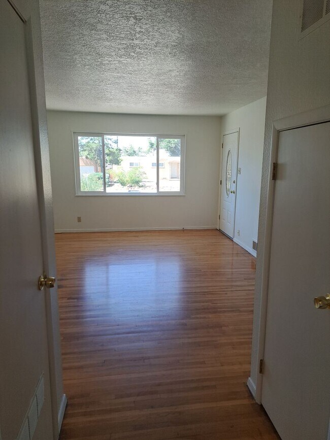 Photo - 3 BED 2 BATH SINGLE FAMILY HOME IN *CONVENIENTLY* LOCATED ALBUQUERQUE NEIGHBORHOOD!