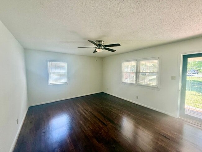 Photo - Three bedroom, 1 bath brick ranch in Liberty