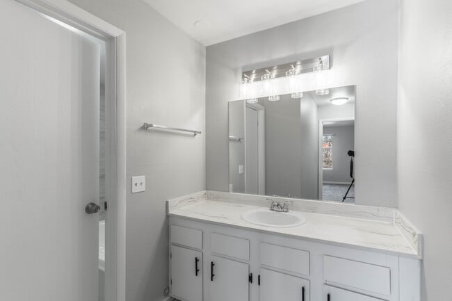 Building Photo - Crestwood Cove