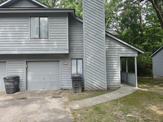 Building Photo - Charming and Spacious Home