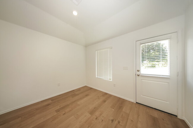 Photo - 5908 Norway Spruce St