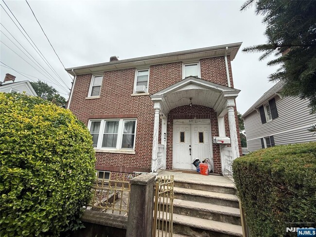 Building Photo - 229 Anderson St Rental