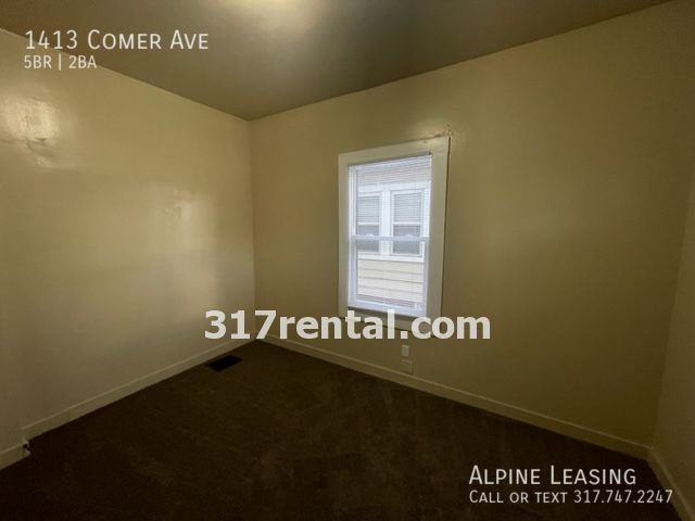 Photo - HUGE garage/workshop combo (has working el...