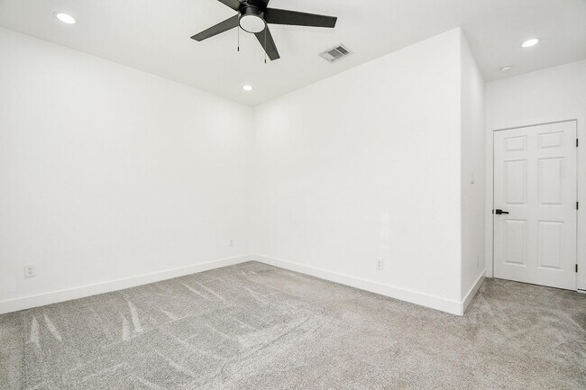 Photo - 9734 Pelsey St