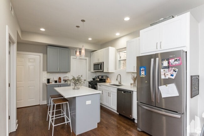 Building Photo - 3570 W Dickens Ave Unit 2 Rental