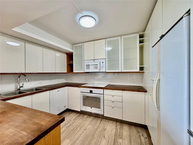 Photo - 1000 Parkview Dr Unidad 723