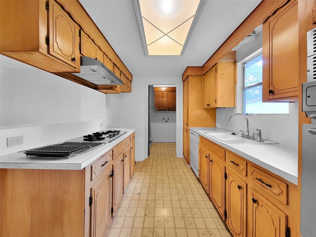 Photo - 2295 Chester St