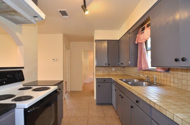 Photo - 182 Patten Dr