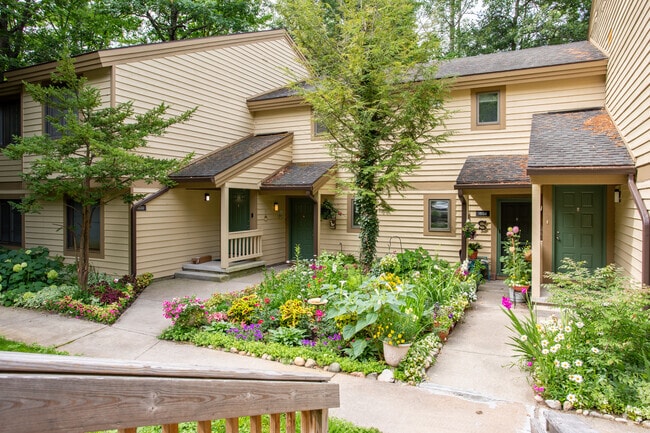 Building Photo - Lake Pointe Village