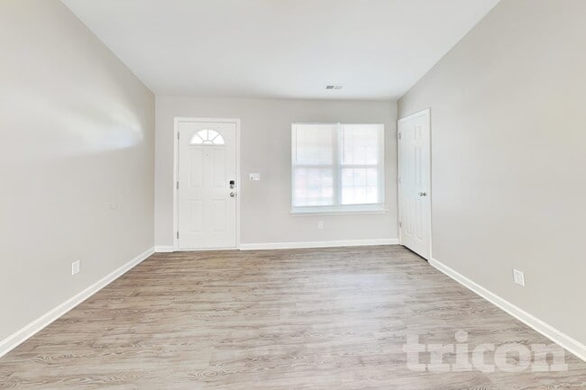 Photo - 793 Sir Raleigh Dr