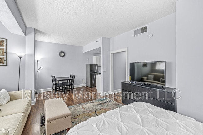 Building Photo - 230 E 9th St Rental