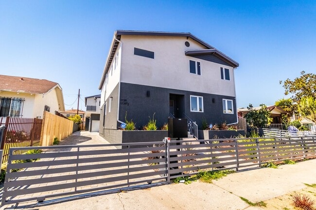 Photo - 1737 S Longwood Ave Unidad #1737 1/2
