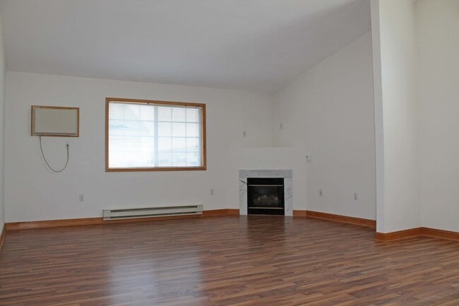 Midvale Townhomes in Janesville with Priva... - Midvale Townhomes in Janesville with Priva... Unidad 3500-2