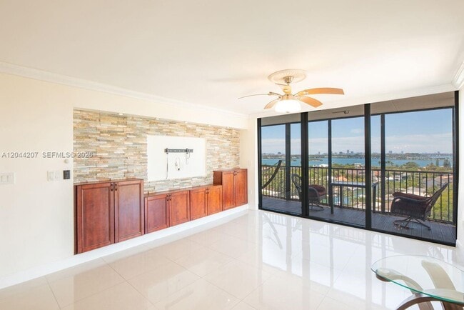 Photo - 2500 NE 135th St Unidad C1011