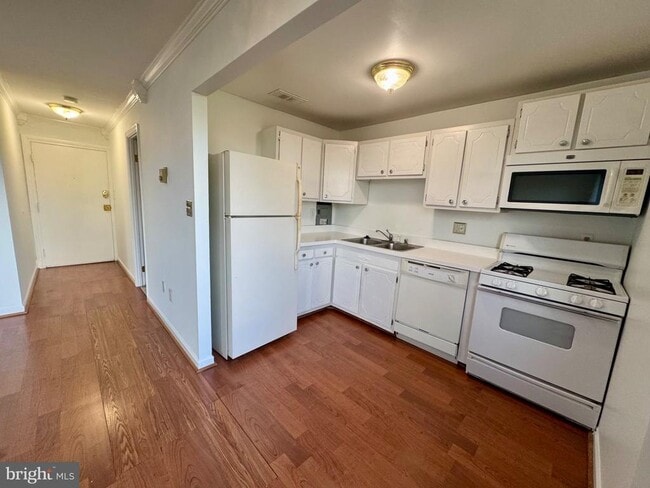 Building Photo - 5353 Columbia Pike Unit 704