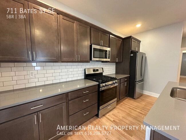 Photo - 711 Bates St SE