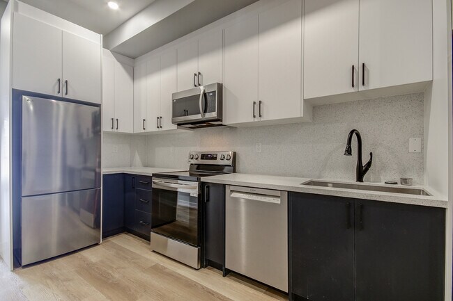 Photo - 453 Dundas St W