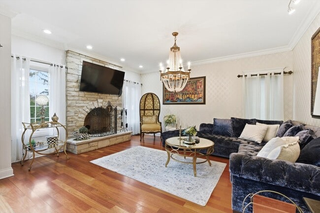 Photo - 395 Scott St