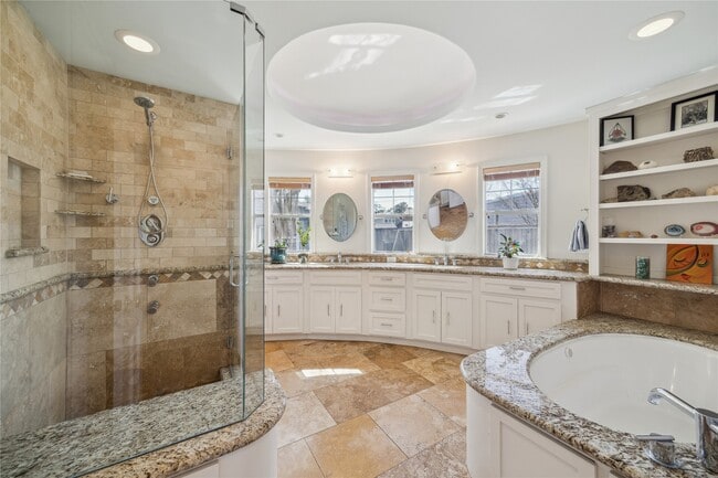 Photo - 701 W 32nd St