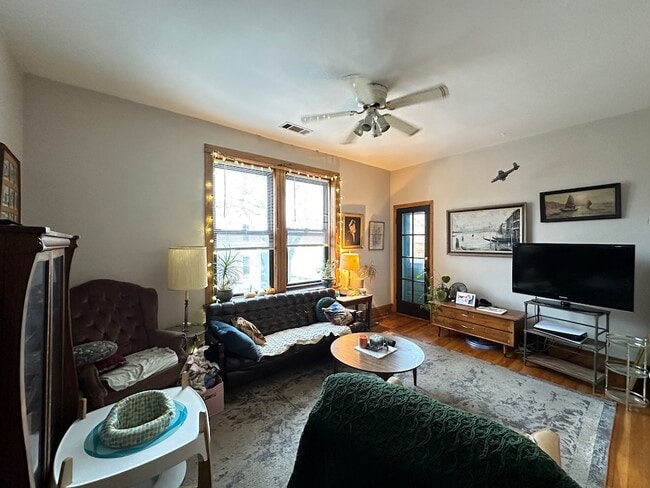 Building Photo - 937 N Hoyne Ave Unit J07P