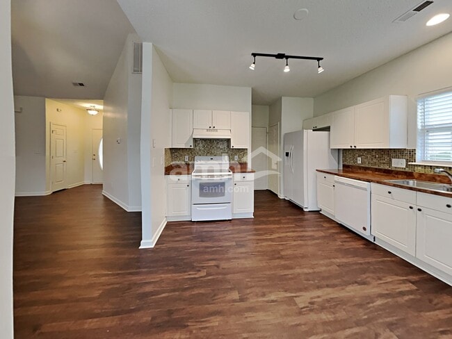 Photo - 19504 Tryon St