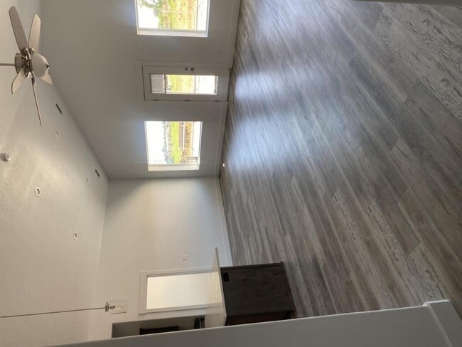 Photo - 2074 3125 W