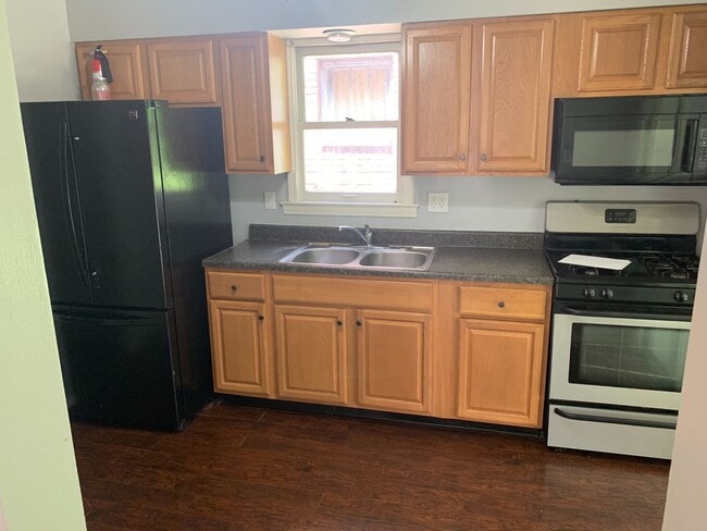 Building Photo - Charming 3 bedroom home in Carrick available September 1!