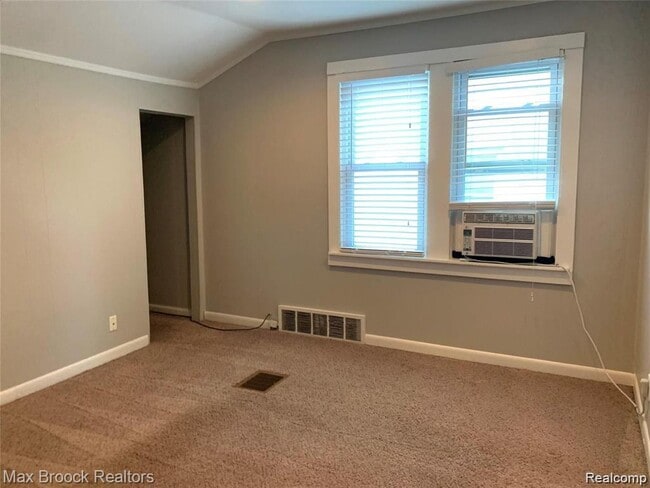 Photo - 465 E Oakridge Ave