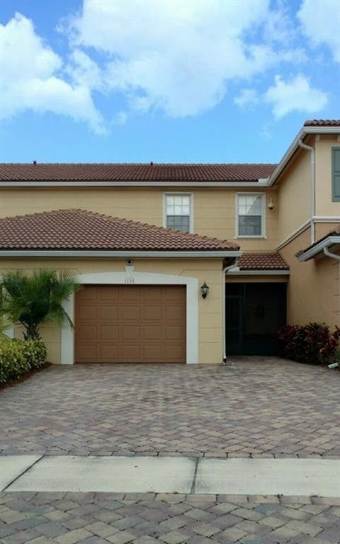 Driveway - 1136 Cheval Dr Rental