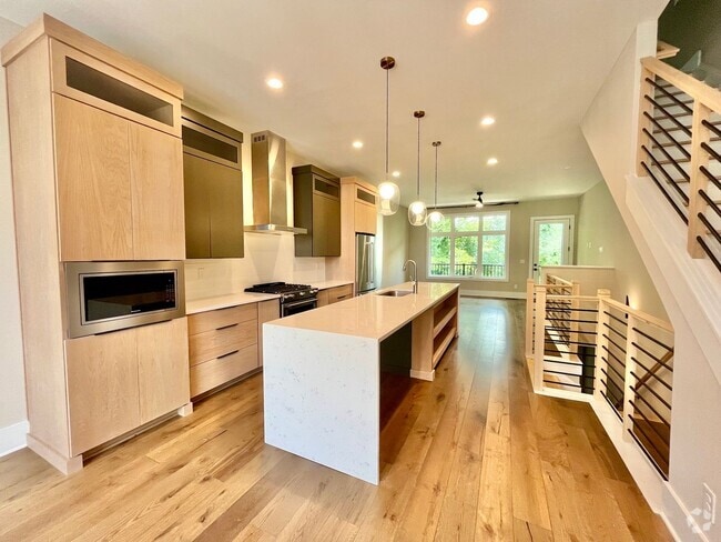 Building Photo - LUXURY Rooftop Terrace Townhome