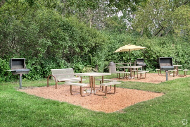 BBQ and Picnic area - Willow Creek Rental