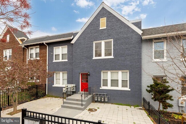 Building Photo - 1113 Penn St NE Unit 4