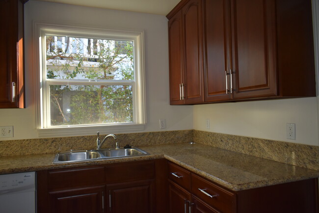 Dishwasher and stainless steel sink - 1438 S Sherbourne Dr Apartamentos Unidad 1438