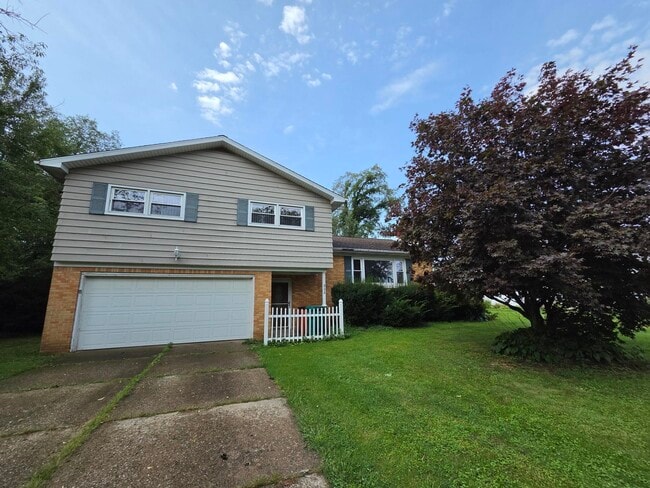 Building Photo - 208 Fischer Dr