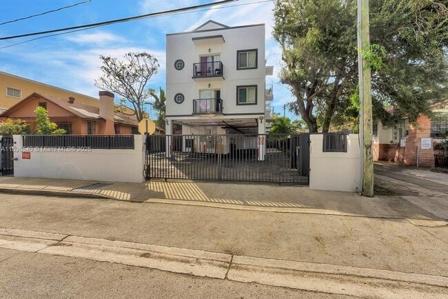 Photo - 948 SW 3rd St Unidad 304