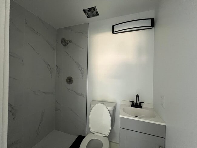 Building Photo - 828 S B St Rental