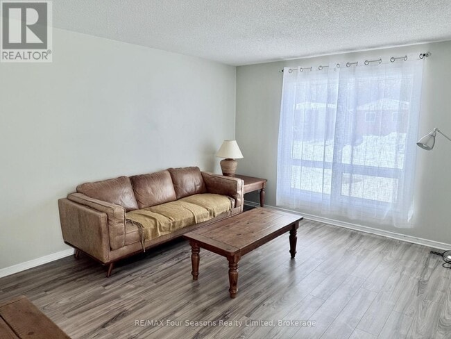 Photo - 75 Telfer Rd