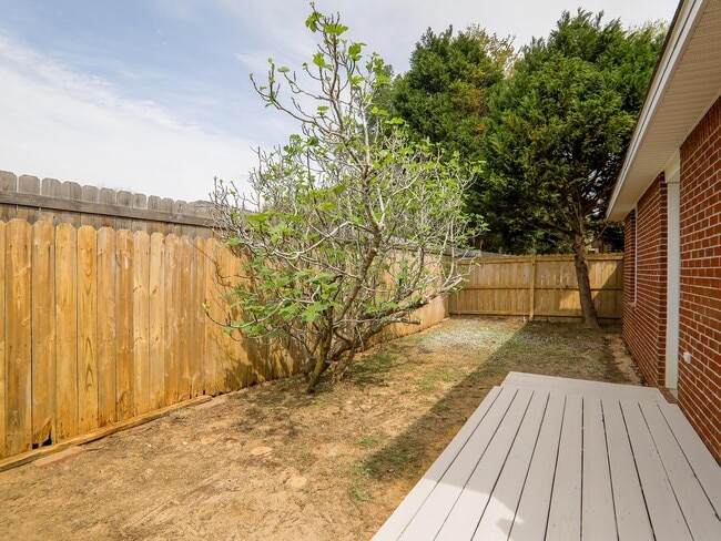 comfortable private back yard - 4553 Barrington Ln Casa