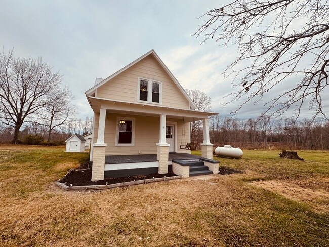 Building Photo - Adorable Home/Country setting