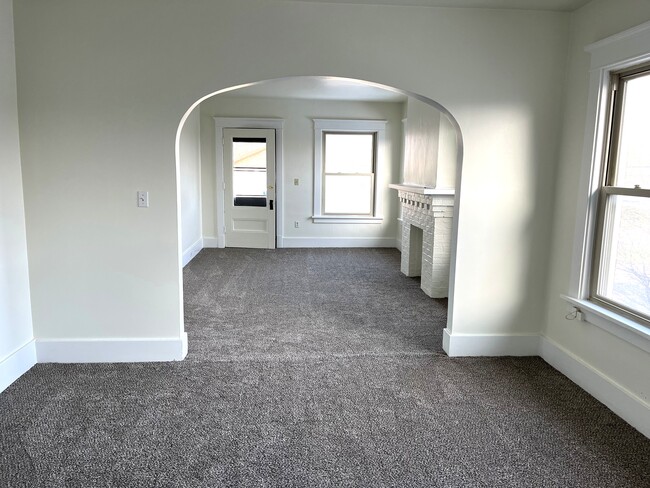 Building Photo - 225 W 18th St Unit 2