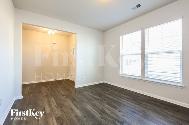 Photo - 562 Hillpark Ln