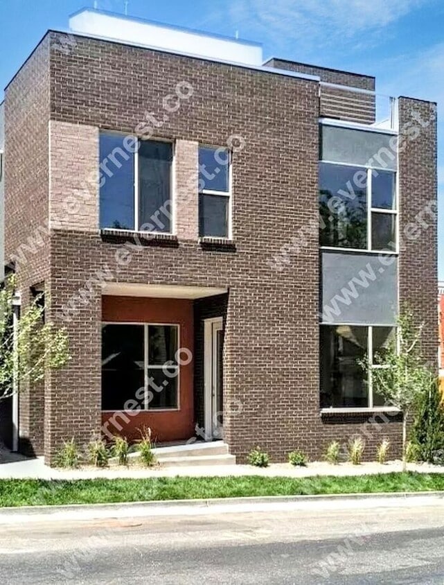 Modern 3-Bedroom Townhome in a Great Locat... - Modern 3-Bedroom Townhome in a Great Locat...