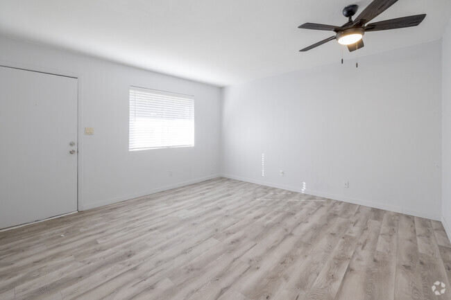 Interior Photo - 2516 W Augusta Ave Rental