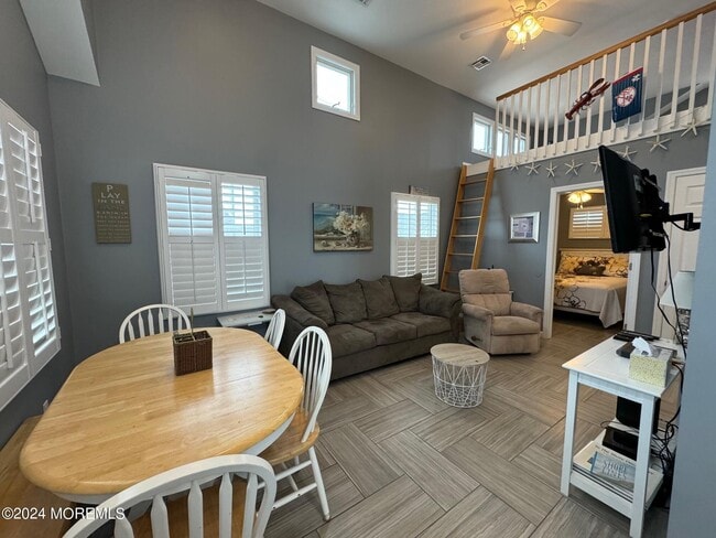 117 W Bayberry Way
