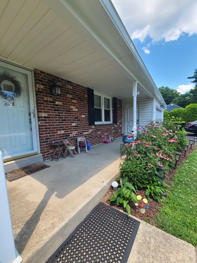 Photo - 2105 Hemlock Rd