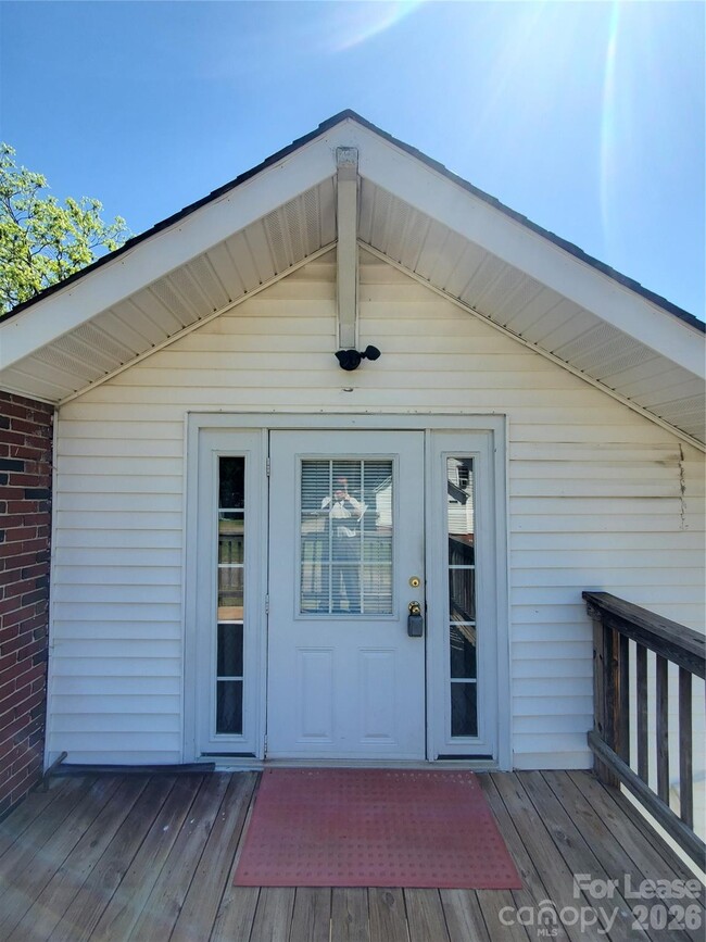 Photo - 1435 Davie Ave